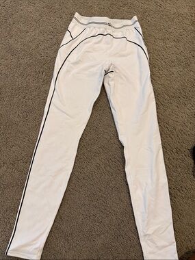 ALO Yoga women’s White Leggings with Black Piping